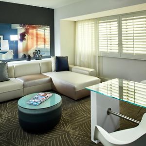 One-Bedroom Corner King Suite